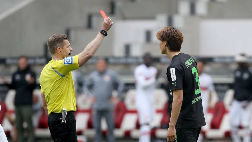 Schiedsrichter Tobias Welz (l.) zeigt Ko Itakura von Borussia Mönchengladbach im Spiel beim VfB Stuttgart (29. April 2023) die Rote Karte.