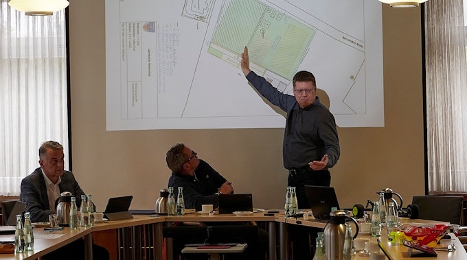 Bei einer Sitzung des Bau- und Planungsausschusses der Gemeinde Hellenthal stellte Stephan Elgas die Planung für das neue Vereinsgelände am Weißen Stein vor.