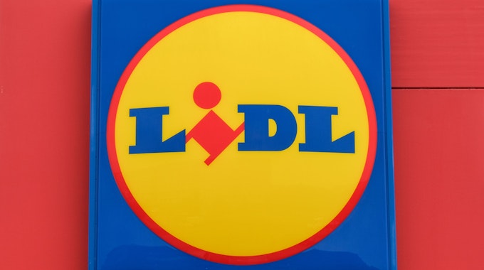 Das Logo von Discounter Lidl ist an einer rot angestrichenen Filiale zu sehen.