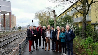Anwohner stehen an den Bahngleisen in Köln-Braunsfeld, an denen Lärmbelästigung stattfindet.