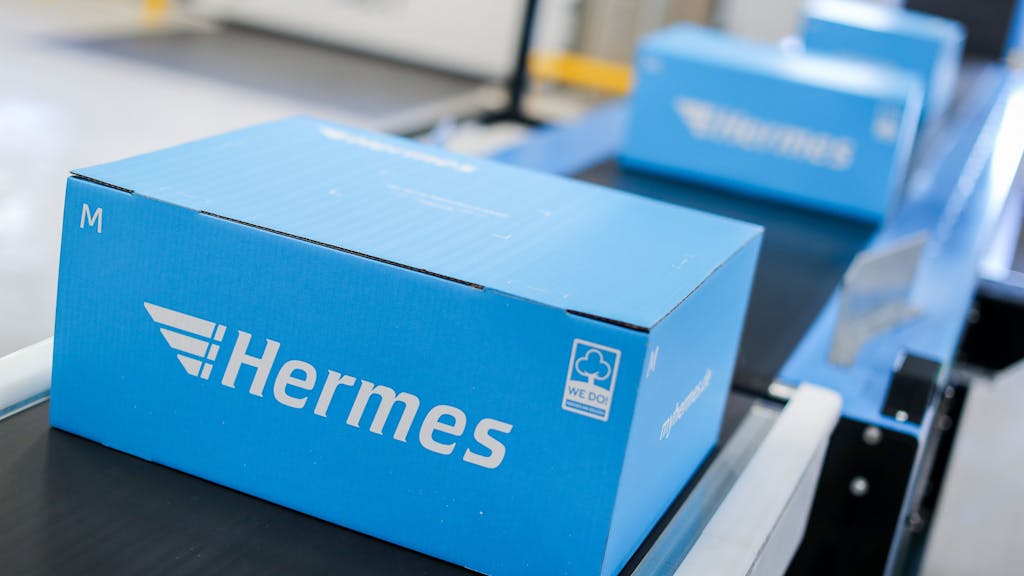 Pakete liegen auf einem Förderband im neuen Hermes Logistik-Center.
