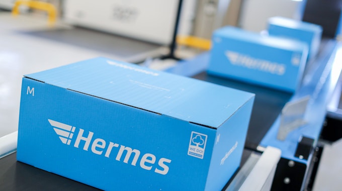 Pakete liegen auf einem Förderband im neuen Hermes Logistik-Center. 