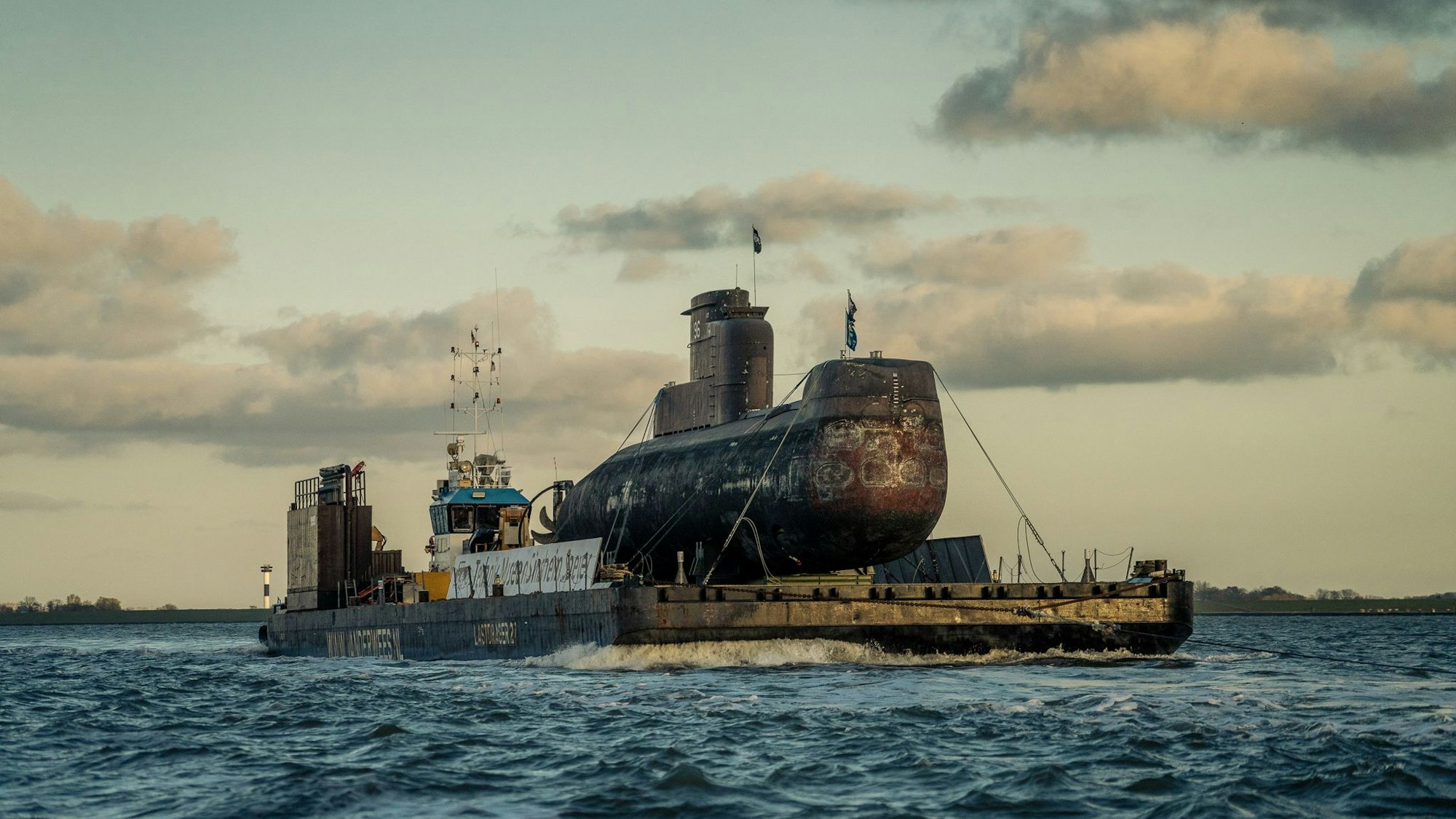 Auf dem Foto ist das U-Boot, das auf einem 85 Meter langen Schwimmponton transportiert wird, zu sehen.