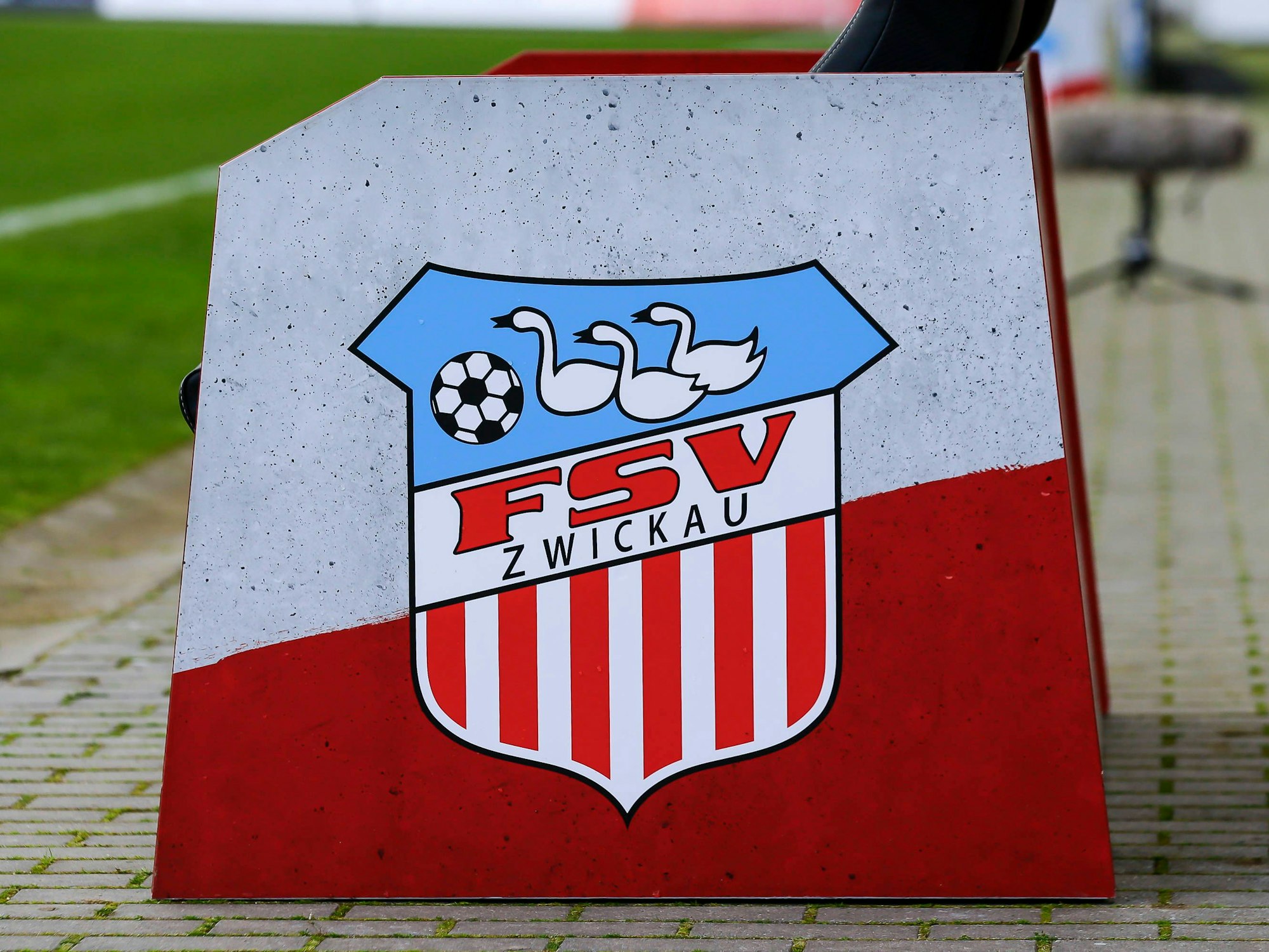 Das Logo des FSV Zwickau auf dem Sitz des Trainers.