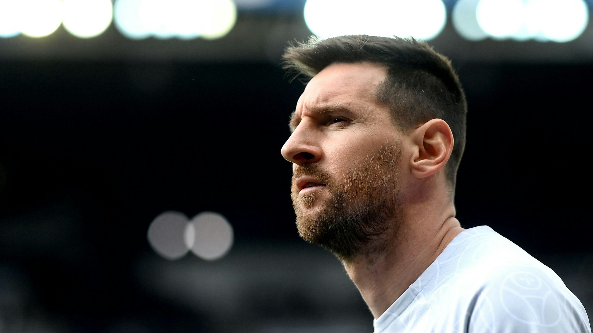 Der argentinische Stürmer Lionel Messi von Paris Saint-Germain sieht zu, wie er sich aufwärmt.