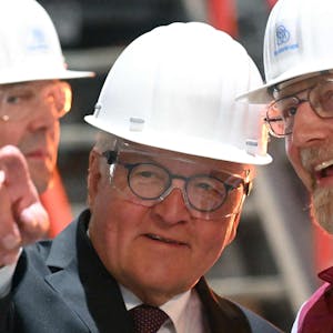 Bundespräsident Frank-Walter Steinmeier im Gespräch mit einem Mitarbeiter bei seinem Besuch bei Thyssenkrupp.