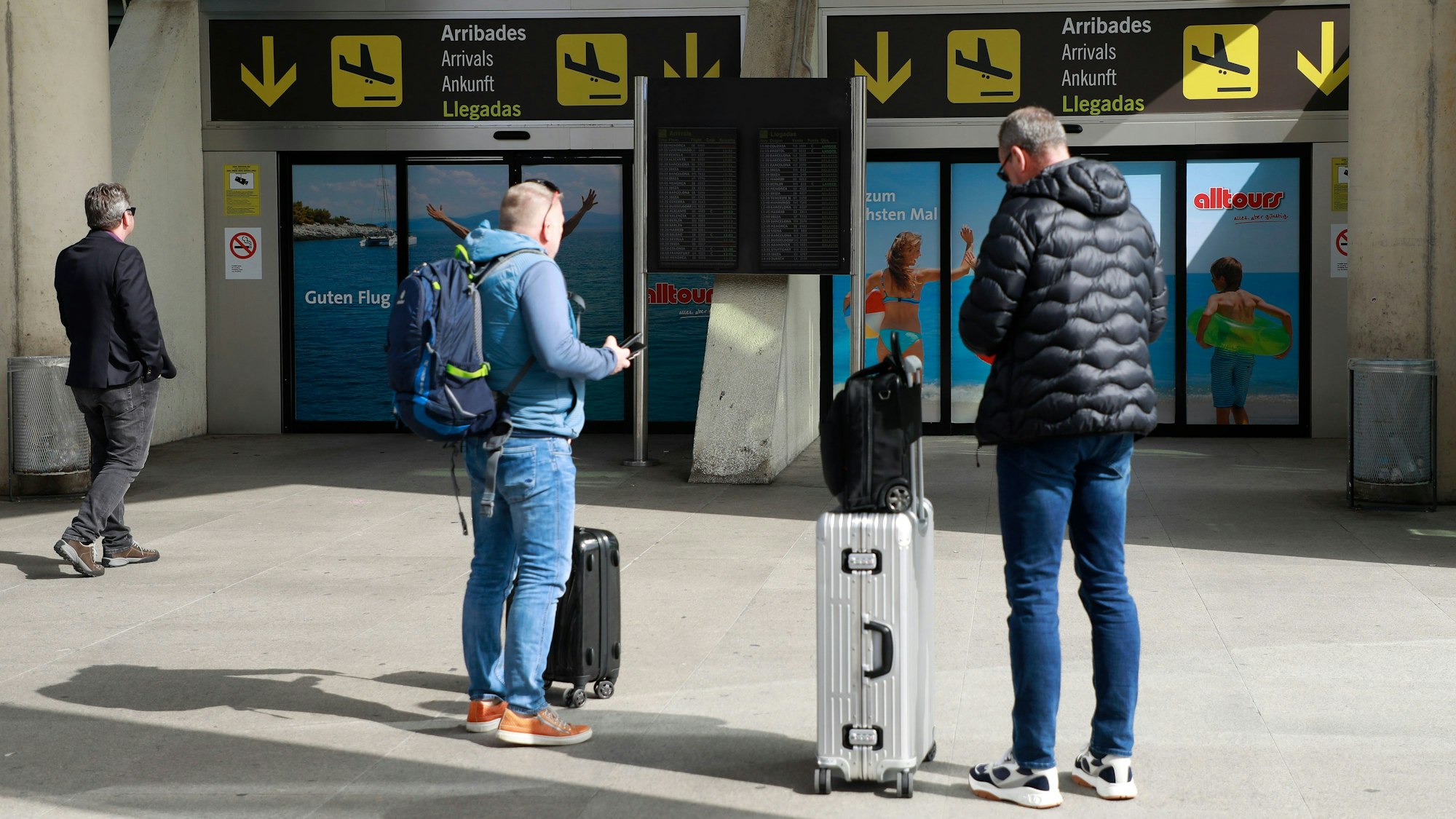 Touristen mit Koffern am Flughafen von Palma de Mallorca.