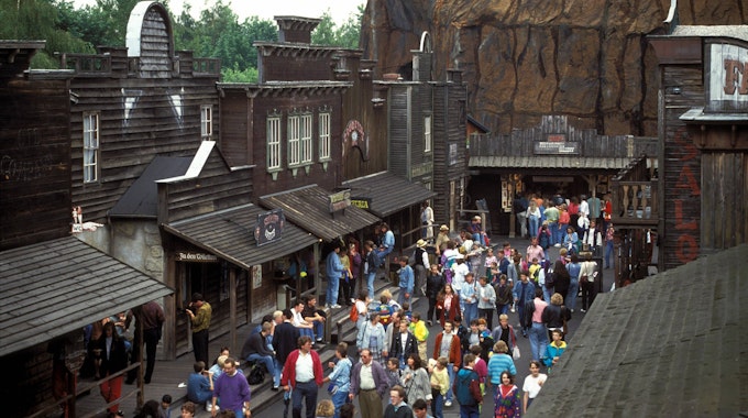 Freizeitpark-Gäste strömen im Juni 1991 durch die Westernstadt im Phantasialand.