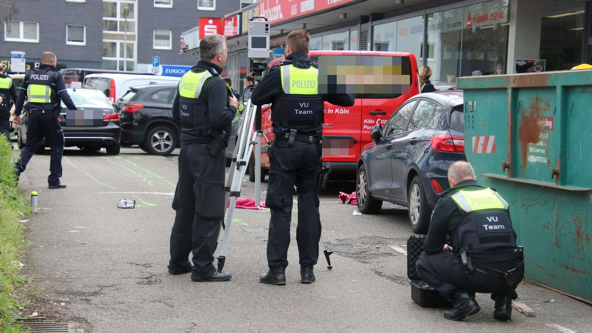 Polizisten sichern die Unfallstelle in Köln-Eil.
