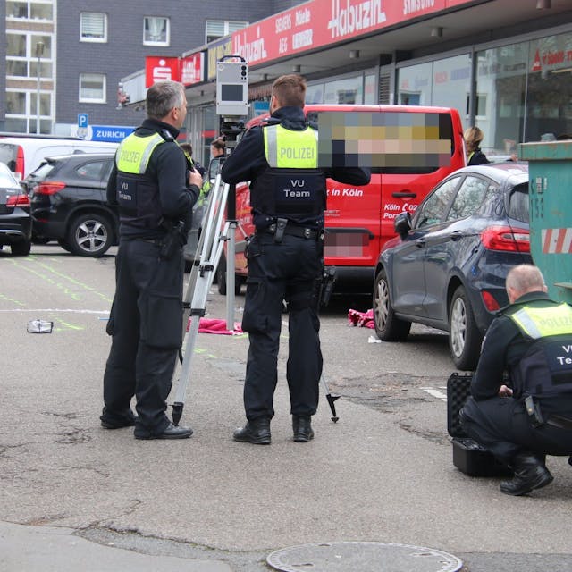 Polizisten sichern die Unfallstelle in Köln-Eil.