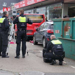 Schwerer Verkehrsunfall mit einer toten Person in Köln-Eil