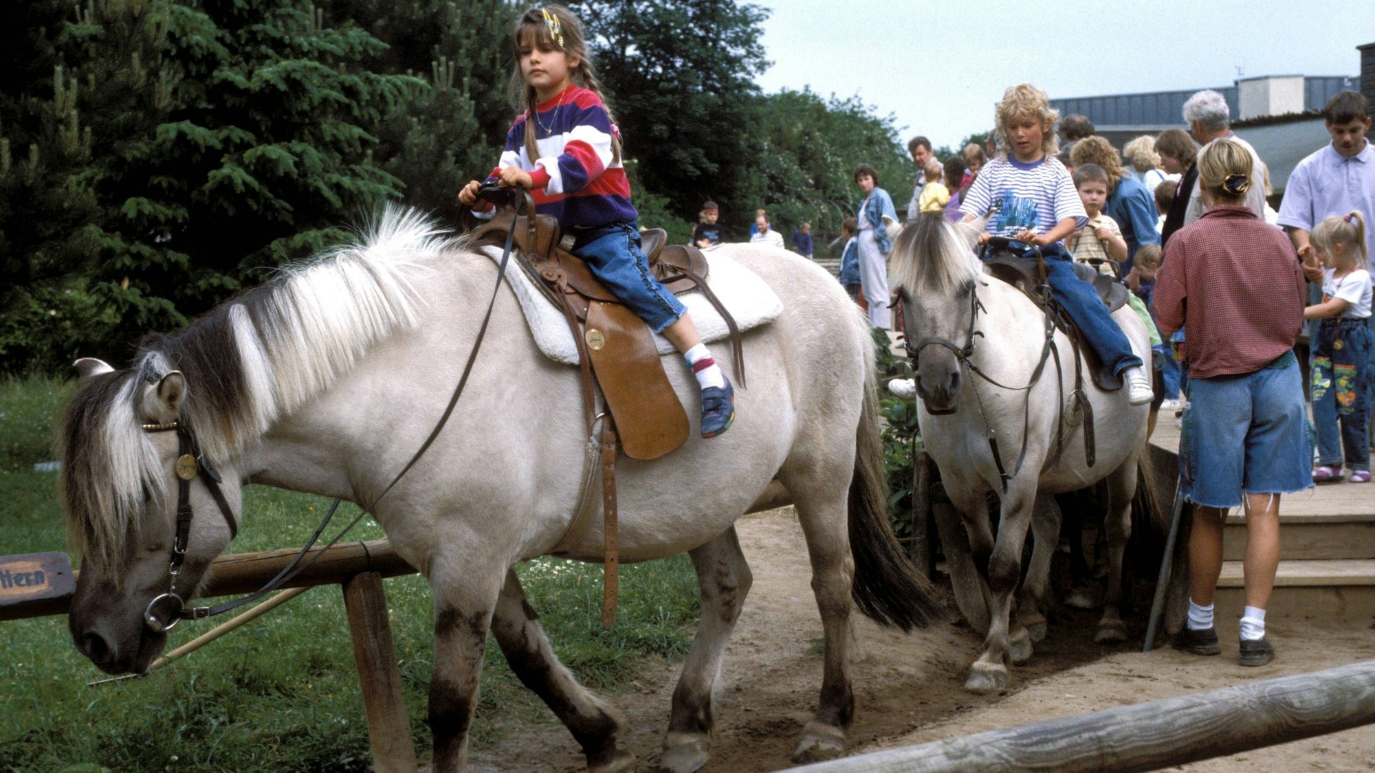 Kinder beim Ponyreiten im Phantasialand.