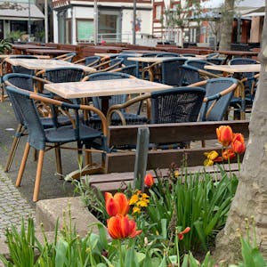 Leere Tische und Stühle vor einem Restaurant in Euskirchen.