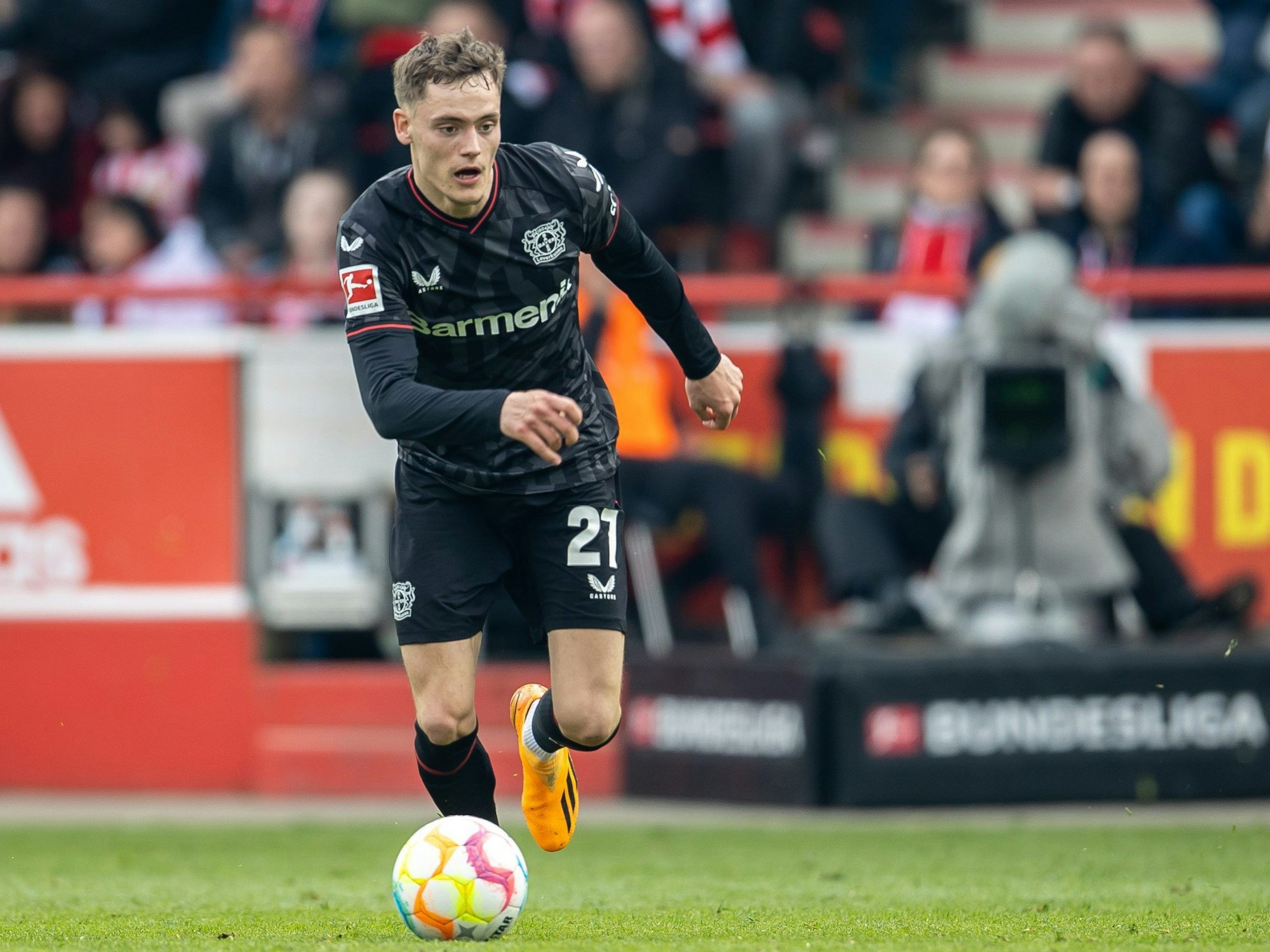 Florian Wirtz dribbelt für Bayer Leverkusen gegen Union Berlin.