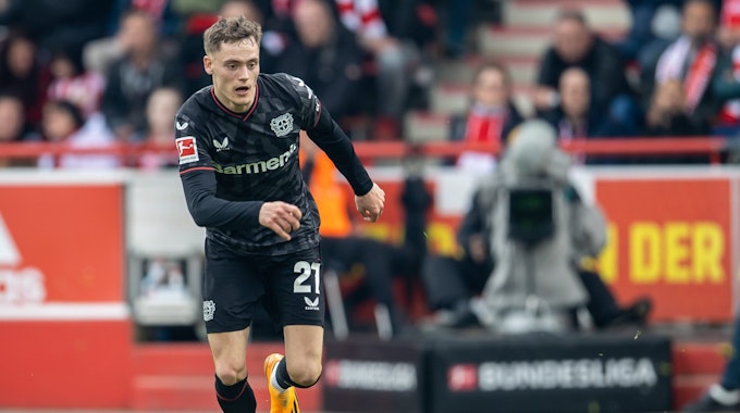 Florian Wirtz dribbelt für Bayer Leverkusen gegen Union Berlin.