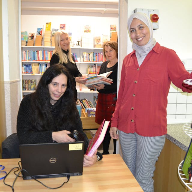 Bei der Digitalisierung der Bücherei arbeiten Vasiliki Stahl-Eleftheriou und Fatiha Tiach, Bettina Adam und Vize-Schulleiterin Ingeborg Müller zusammen.
