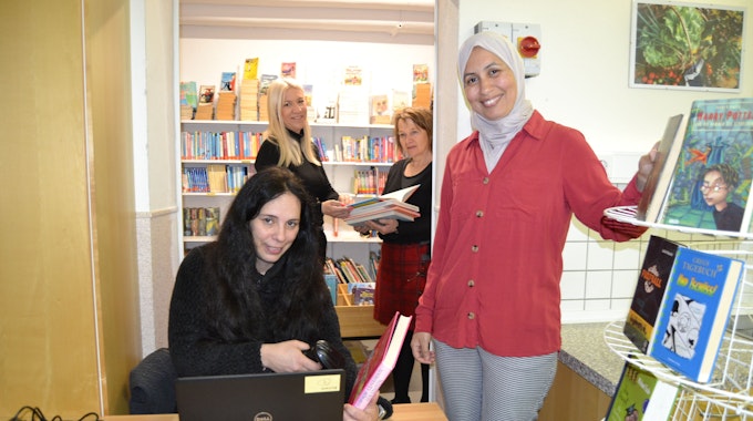 Bei der Digitalisierung der Bücherei arbeiten Vasiliki Stahl-Eleftheriou und Fatiha Tiach, Bettina Adam und Vize-Schulleiterin Ingeborg Müller zusammen.
