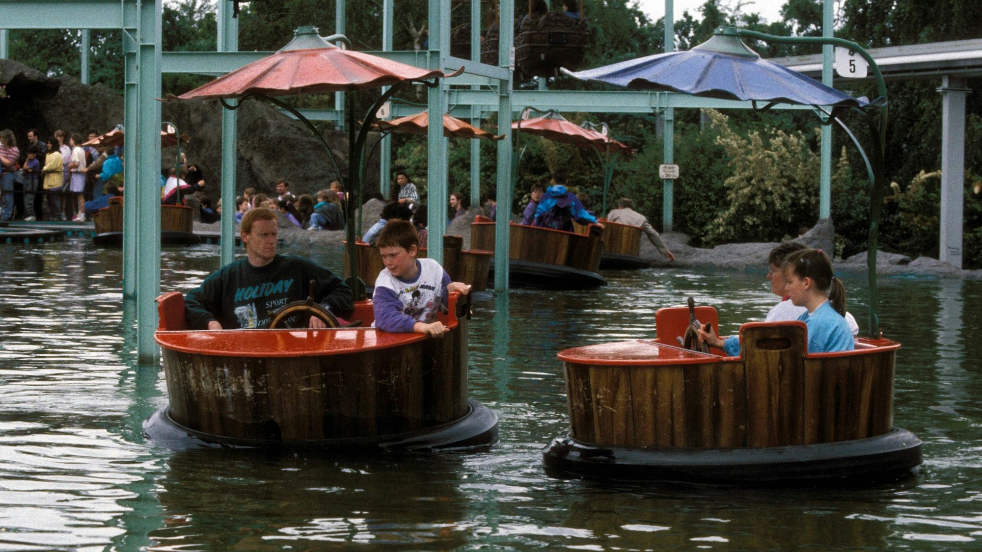 Phantasialand-Gäste lassen sich im Juni 1991 in der Bottichfahrt über den See treiben.