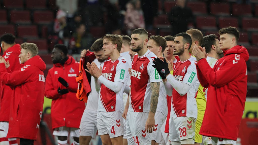Die Spieler des 1. FC Köln bedanken sich nach der Heim-Niederlage gegen den VfL Bochum bei ihren Fans.