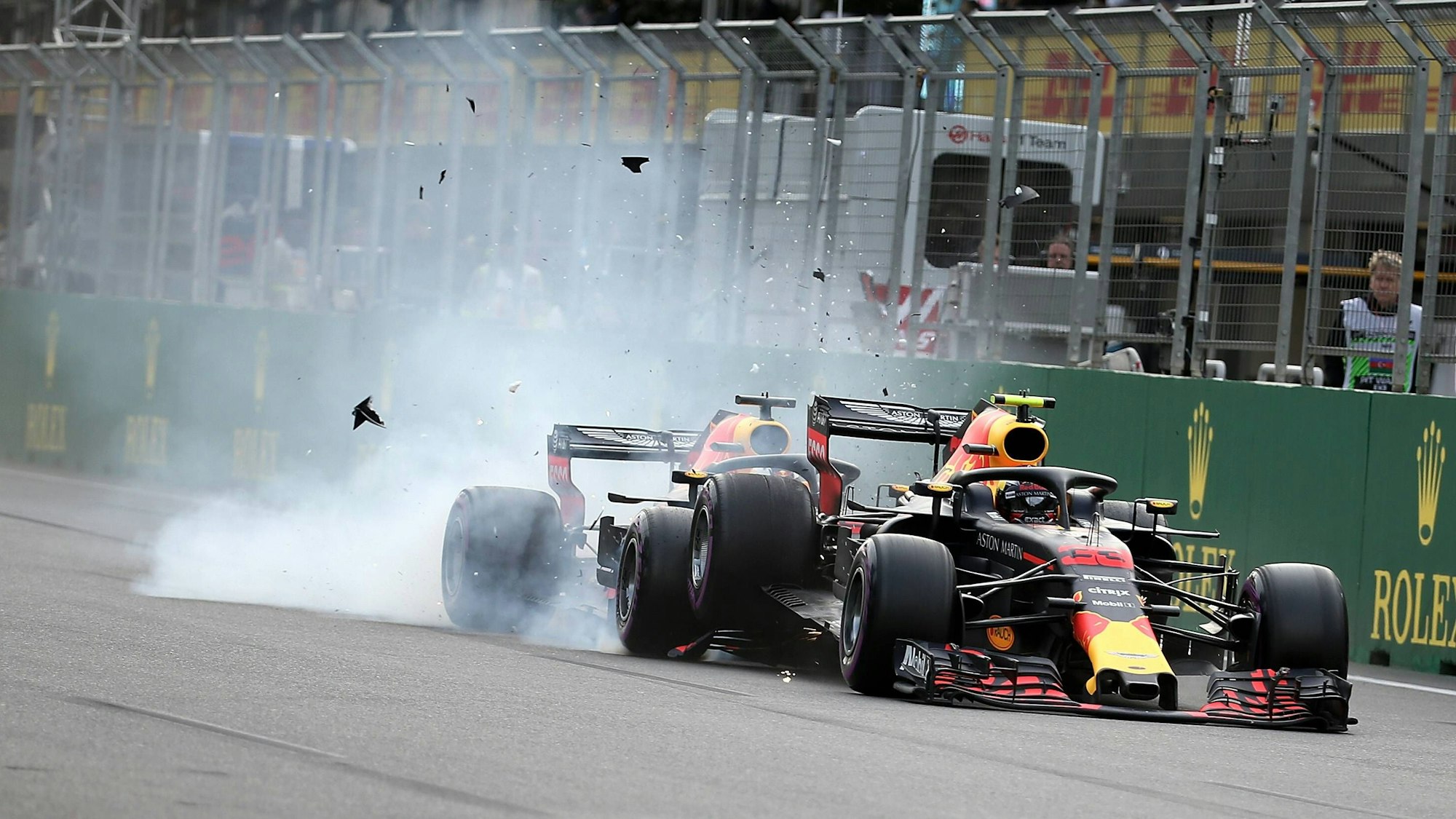 Baku 2018: Max Verstappen (r.) lässt den schnelleren Red-Bull-Kollegen Daniel Ricciardo bei Tempo 300 auflaufen, es kommt zum HornochsenCrash.