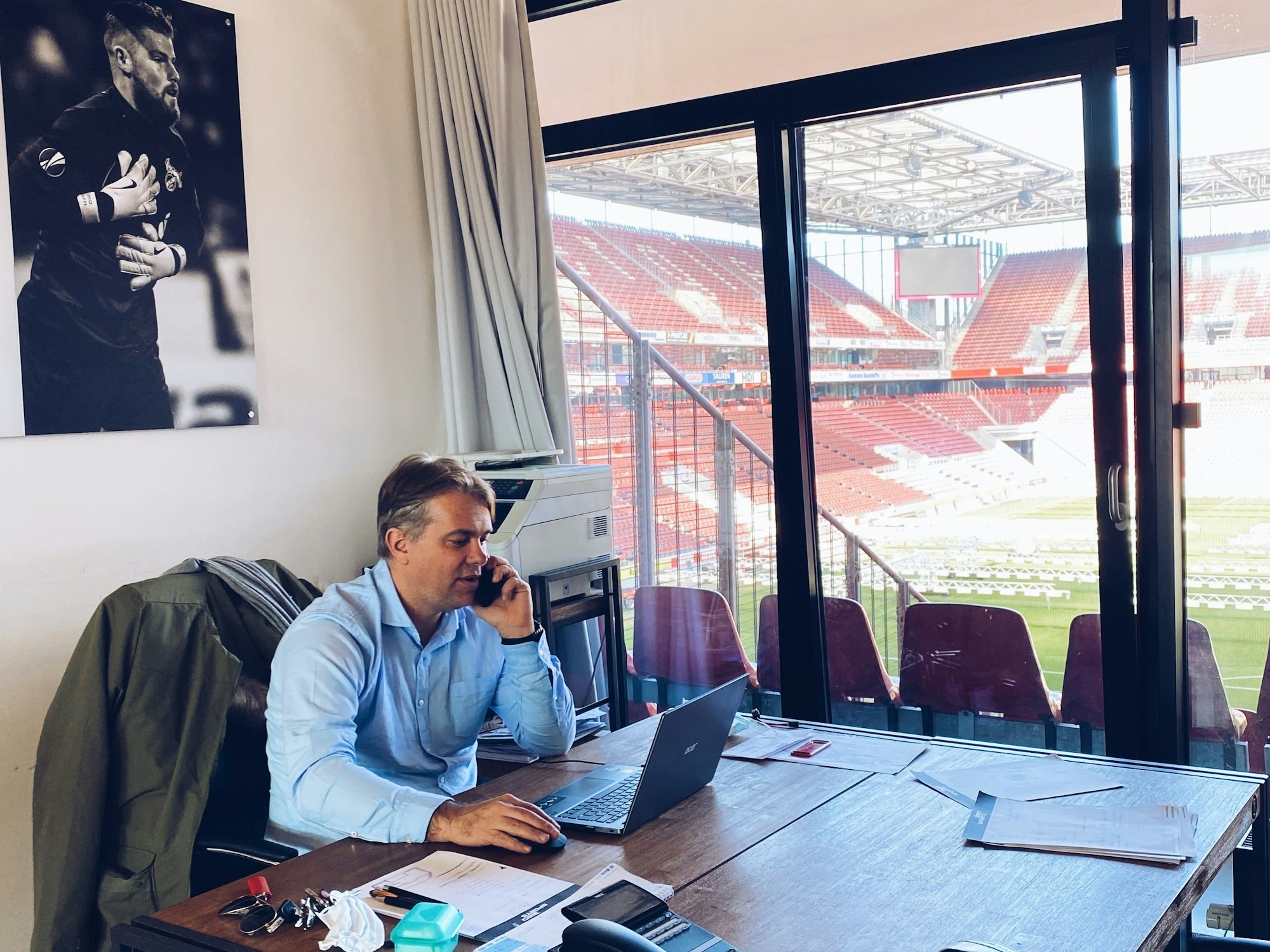 Alberto de Torres Lacroze arbeitet in seinem Büro im Kölner Stadion.