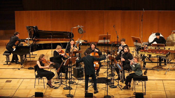 Das ÉRMA Ensemble bei der Uraufführung seiner Komposition für das Kölner Festival Acht Brücken.