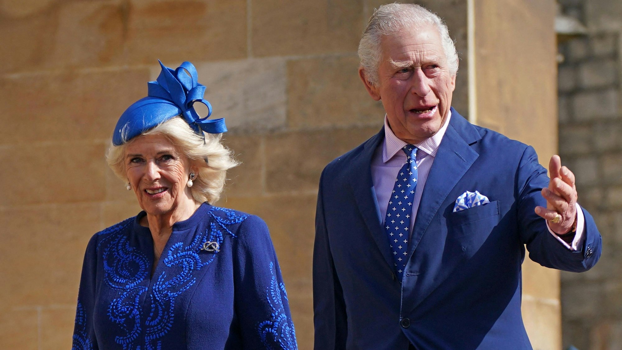 Königliches Paar: Charles III. und Gemahlin Camilla laufen nebeneinander.