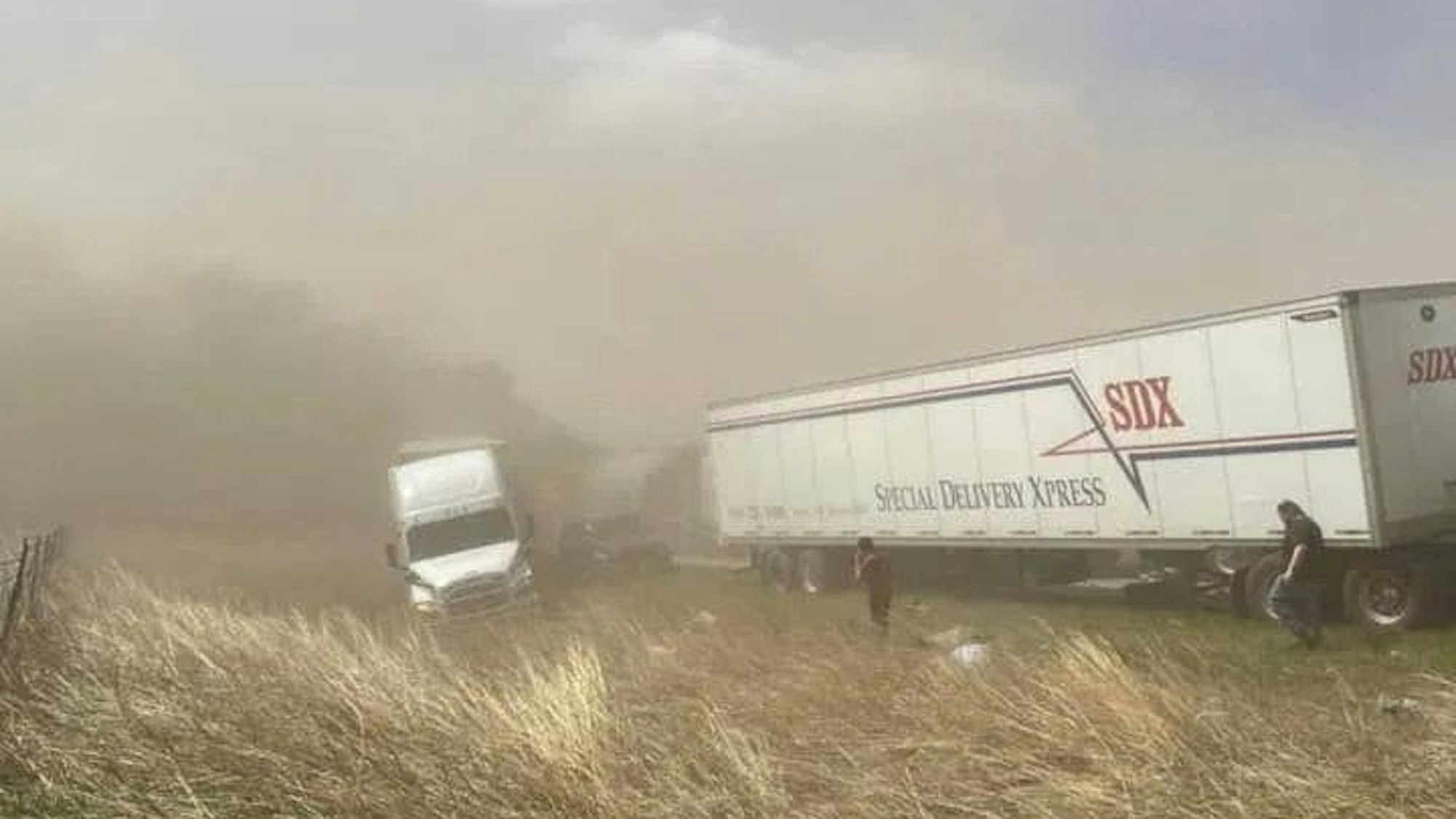 Lastwagen stehen nach einem Unfall an der Interstate 55. Ein schwerer Sandsturm hat auf einer Fernstraße im US-Bundesstaat Illinois zahlreiche Unfälle ausgelöst, bei denen mehrere Menschen ums Leben gekommen sind.