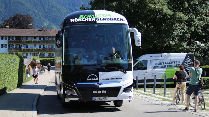 Der Mannschaftsbus von Borussia Mönchengladbach, hier bei der Ankunft im Trainingslager am Tegernsee am 3. Juli 2022.