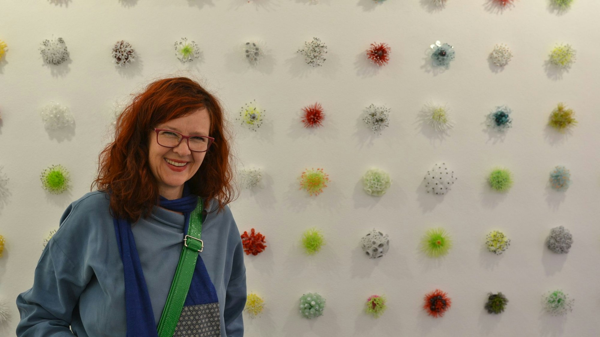Wasserwesen aus Glas präsentiert Künstlerin Lea Lenhart in der gleichnamigen Ausstellung der Galerie Lethert in Bad Münstereifel.