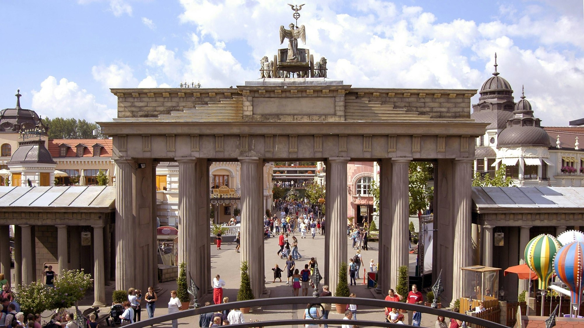 Besucher gehen im August 2005 durch die Nachbildung des Brandenburger Tors im Phantasialand.