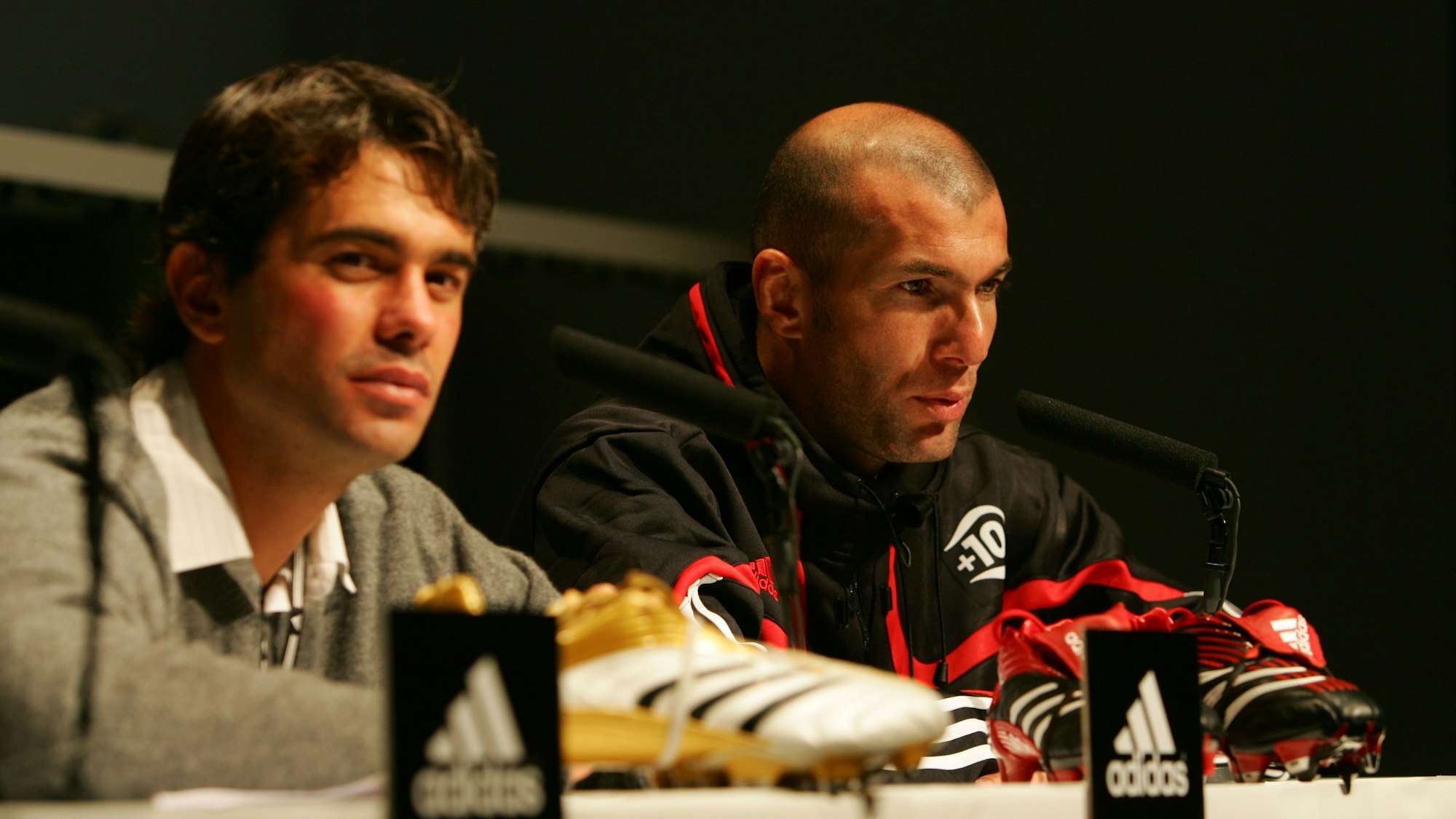 Alberto de Torres 2005 mit Zinedine Zidane bei der Vorstellung des Predator-Schuhs kurz vor der WM 2006 in Deutschland.