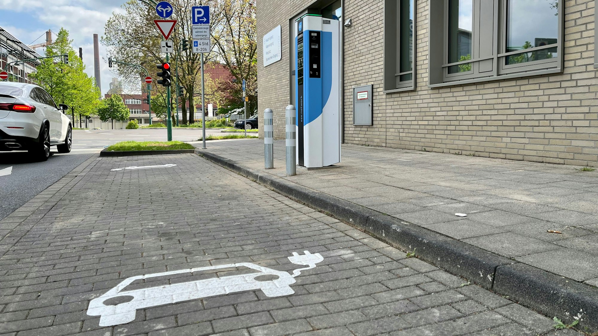 Die erste von 32 E-Ladesäulen für Autos des Anbieters Eze steht im Südteil der Breidenbachstraße