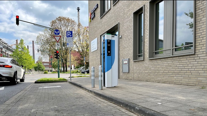 Die erste von 32 E-Ladesäulen für Autos des Anbieters Eze steht im Südteil der Breidenbachstraße