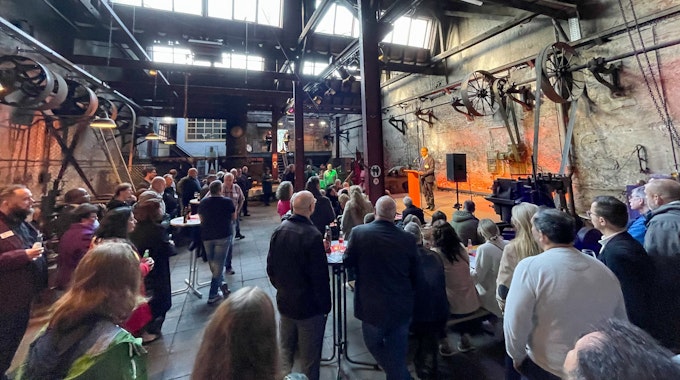 Arbeitnehmerempfang im Industriemuseum Freudenthaler Sensenhammer. Oberbürgermeister Uwe Richrath steht auf der Bühne.