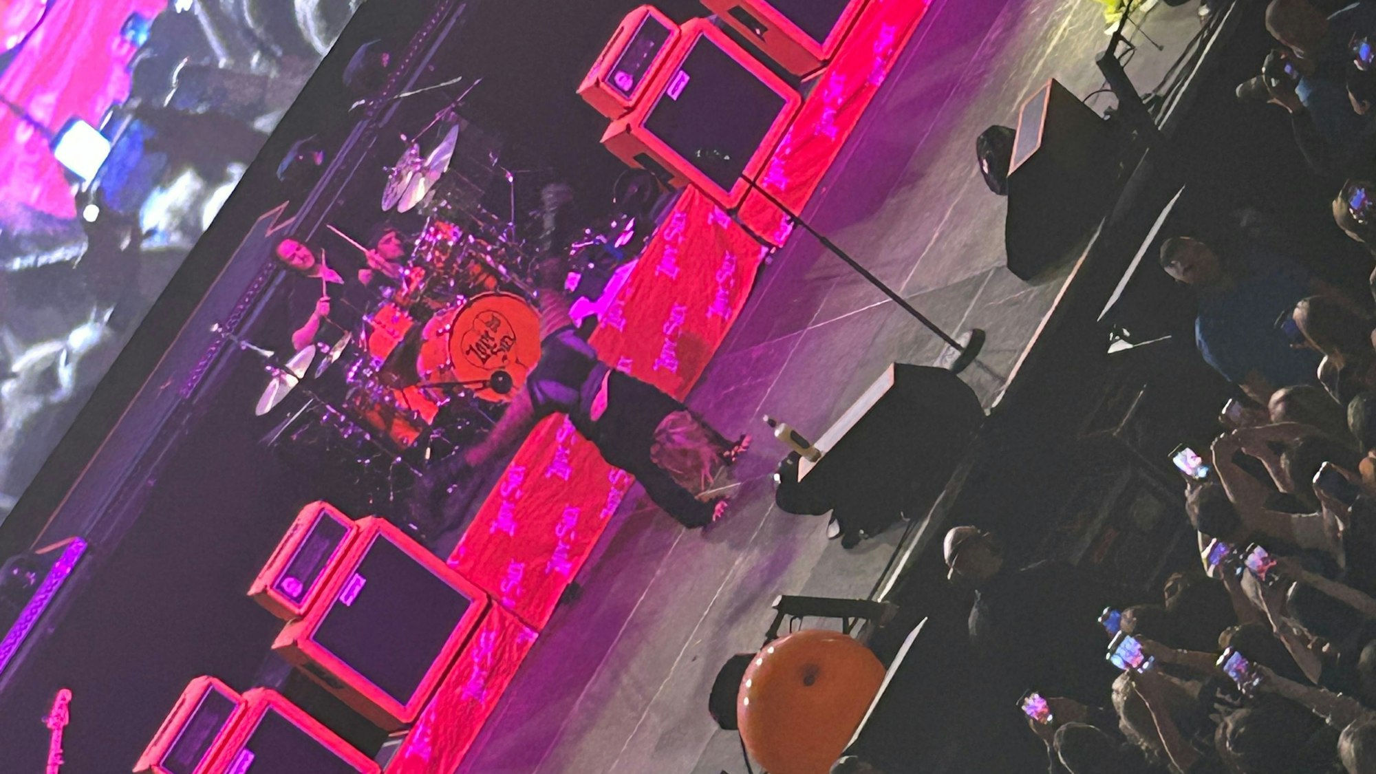 Avril Lavigne schlägt ein Rad auf der Bühne. Dabei sieht man kurz, was die Sängerin drunter trägt.