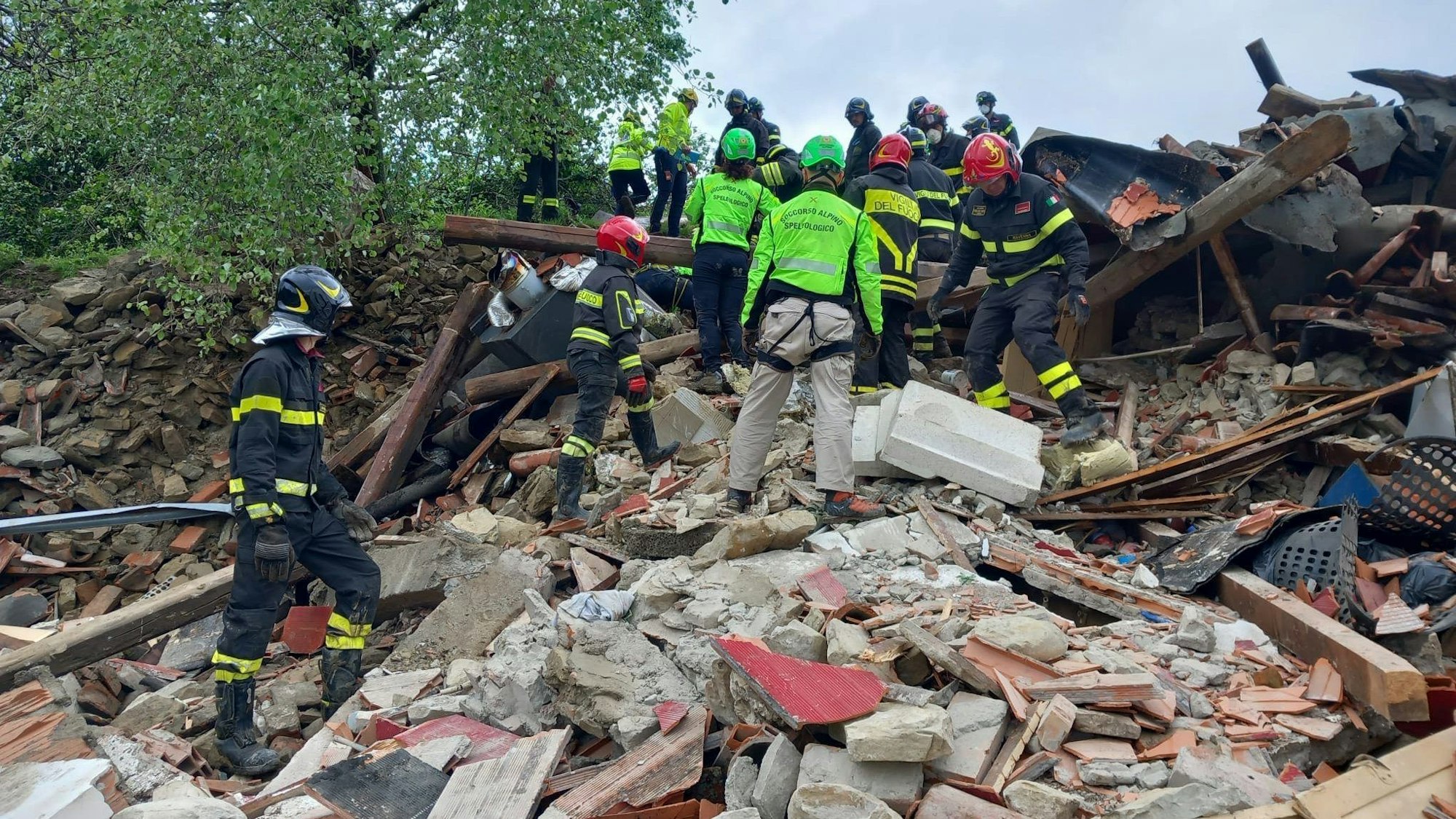 Italien, Fontanelice: Rettungskräfte durchsuchen am Dienstag die Trümmer eines eingestürzten Bauernhauses.