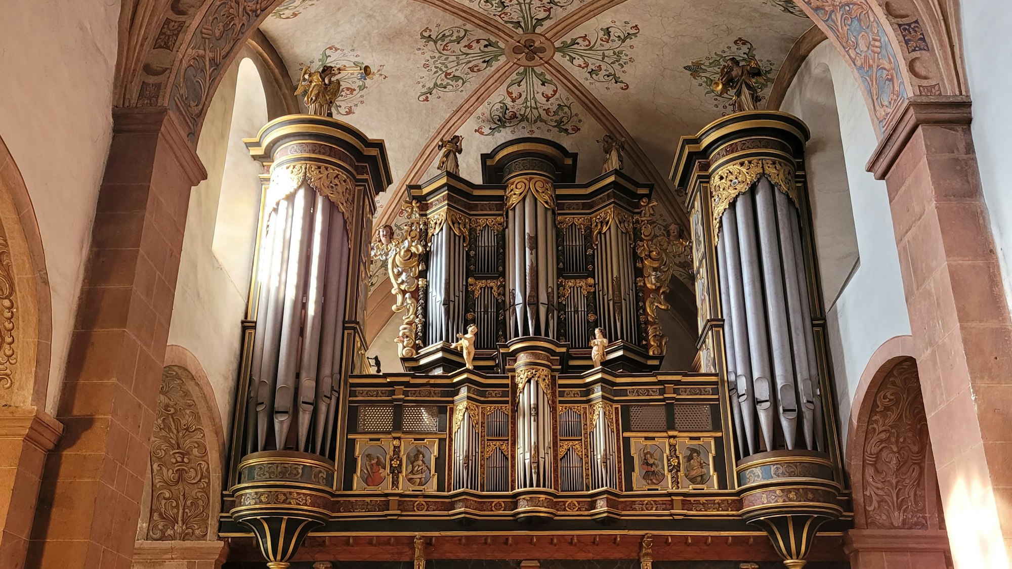 Eine verschnörkelte Orgel in einem Kloster