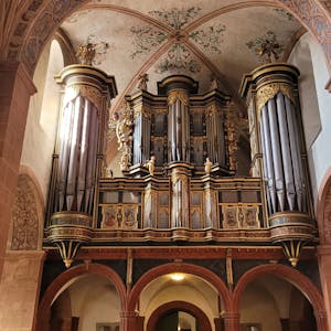 Eine verschnörkelte Orgel in einem Kloster