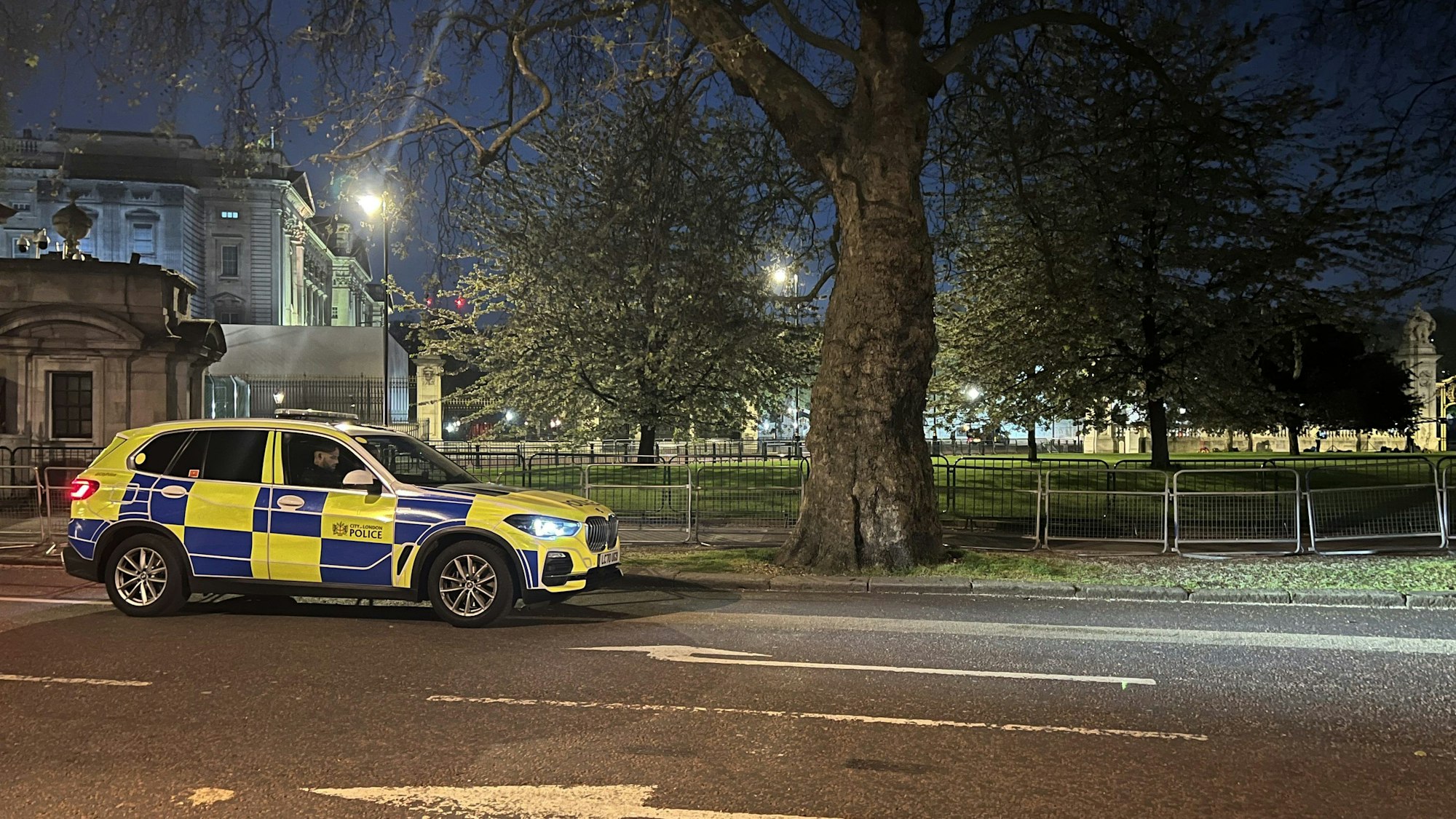 Großbritannien, London: Ein Polizeiauto steht vor dem Buckingham Palace, wo ein Mann festgenommen wurde.