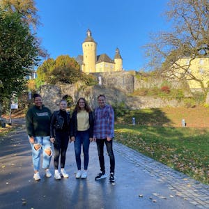Die Projektgruppe Yvonne Besong, Lae Conrads, Mira Krings und Christian Stinn vor Schloss Homburg.