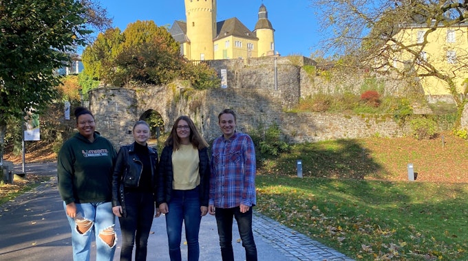 Die Projektgruppe Yvonne Besong, Lae Conrads, Mira Krings und Christian Stinn vor Schloss Homburg.