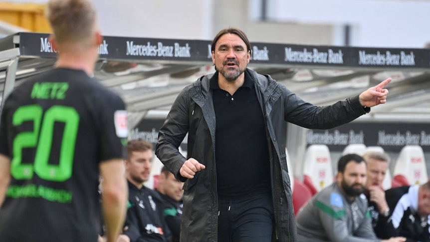 Daniel Farke gibt Luca Netz (l.) während des Bundesliga-Spiels von Borussia Mönchengladbach beim VfB Stuttgart am 29. April 2023 Instruktionen.