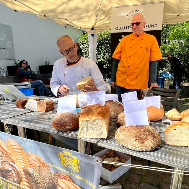 Brotprüfer Karl-Ernst Schmalz vom Deutschen Brotinstitut bewertet in Leichlingen Brote des Schlebuscher Bäckers Georg Barmscheidt