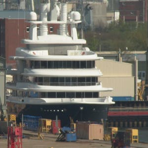 03.05.2023, Hamburg: Die Luxusjacht «Luna» liegt im Hamburger Hafen.