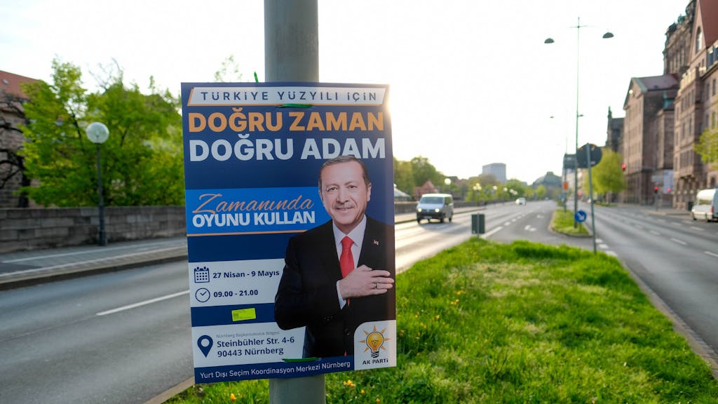 Plakate für die Präsidentenwahl in der Türkei hängen am Frauentorgraben. Auf den Plakaten ruft Erdogan türkische Wahlberechtigte auf, bei der Wahl am 14. Mai für ihn zu stimmen.&nbsp;
