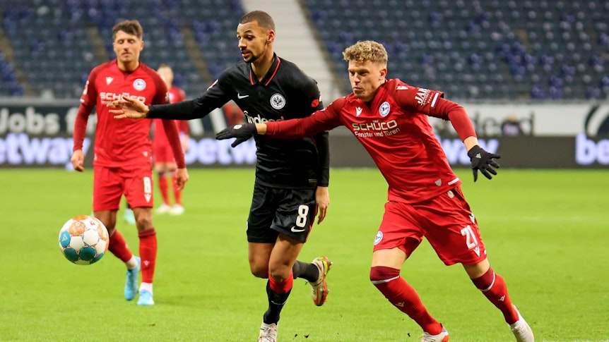Robin Hack (r.) von Arminia Bielefeld liefert sich am 21. Januar 2022 ein Duell mit Djibril Sow von Eintracht Frankfurt.