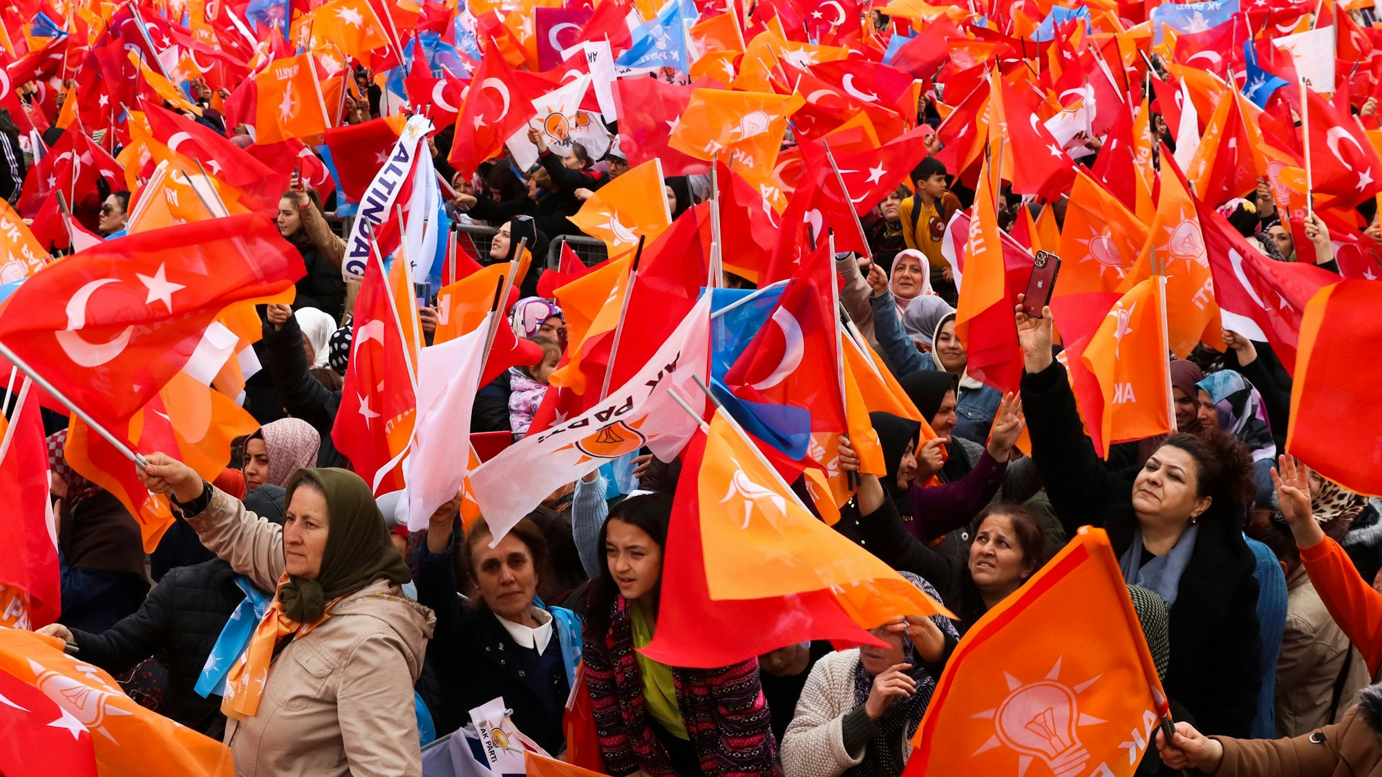 Menschen schwenken türkische Fahnen und Fahnen der regierenden AK-Partei, während sie dem türkischen Präsidenten Erdogan bei einer Wahlkampfveranstaltung zuhören. Am 14. Mai finden in der Türkei sowohl Präsidenten- als auch Parlamentswahlen statt.