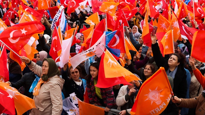 Menschen schwenken türkische Fahnen und Fahnen der regierenden AK-Partei, während sie dem türkischen Präsidenten Erdogan bei einer Wahlkampfveranstaltung zuhören. Am 14. Mai finden in der Türkei sowohl Präsidenten- als auch Parlamentswahlen statt.