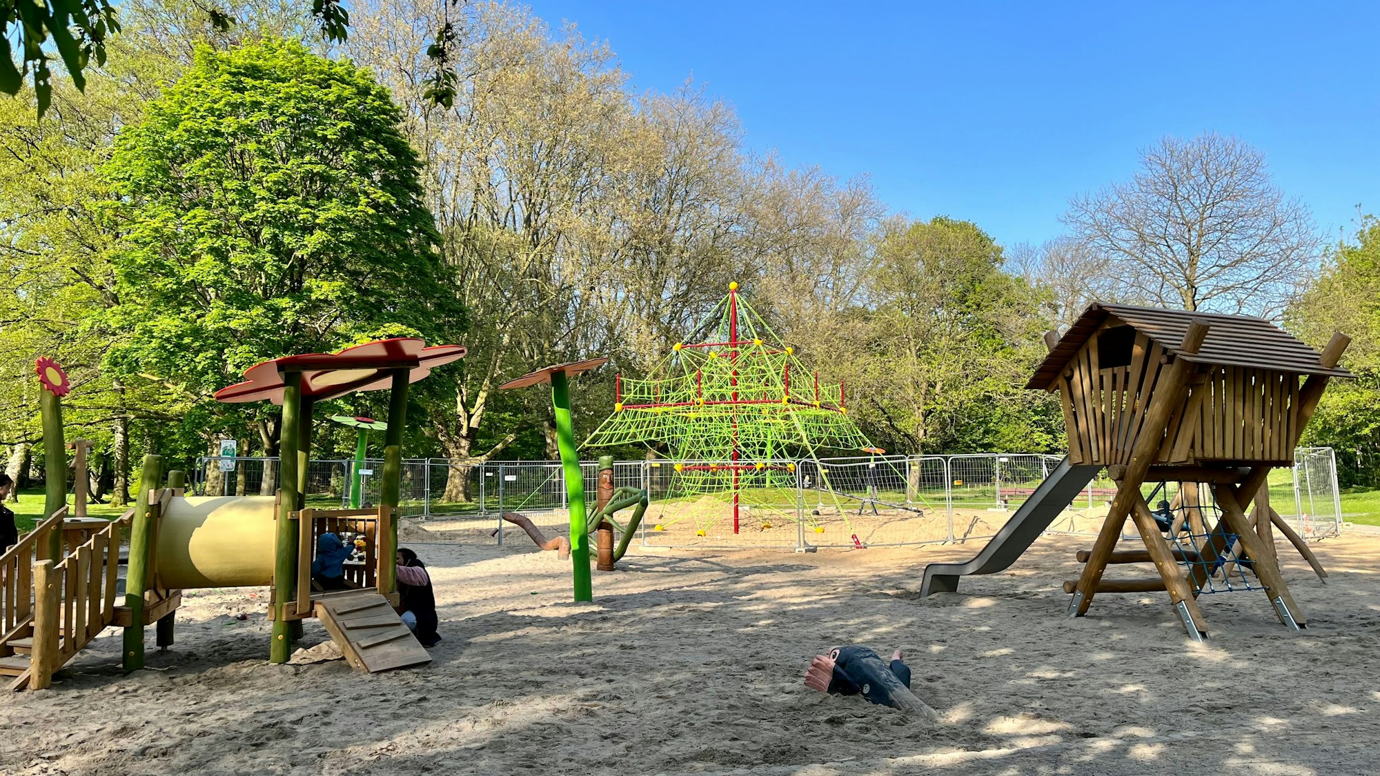 Das erneuerte, noch abgesperrte Seilspielgerät im Stadtpark Leverkusen